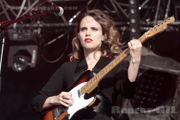 ANNA CALVI - 2014-08-15 - SAINT MALO - Fort de St Pere - 